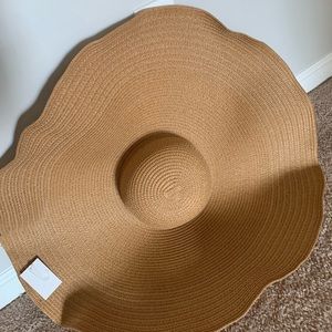 F21 beach hat in color tan. Brand new. Never used. Tag still attached. Size OS